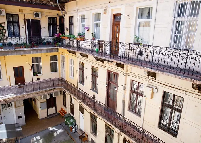 Studio Apartment Next To Famous Party House A38