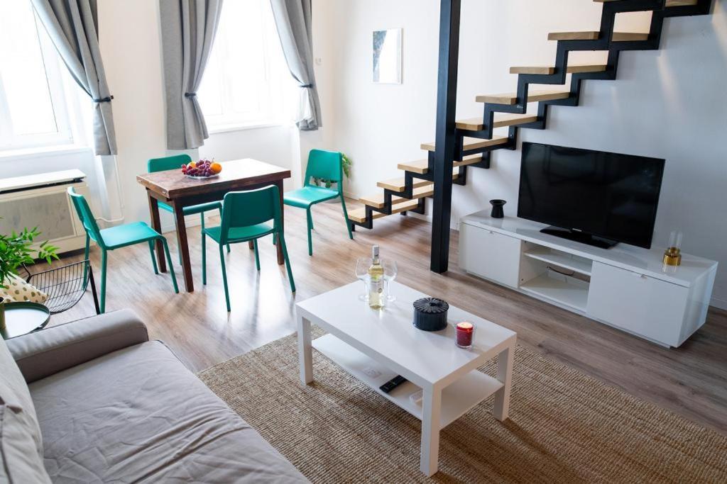 Next To Famous Party House A38 Apartament *